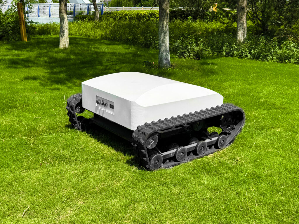 1000e tracked lawn mower | intelligent premium heavy duty, fuel saving & precision for large luxury estates, golf clubs & high end industrial parks
