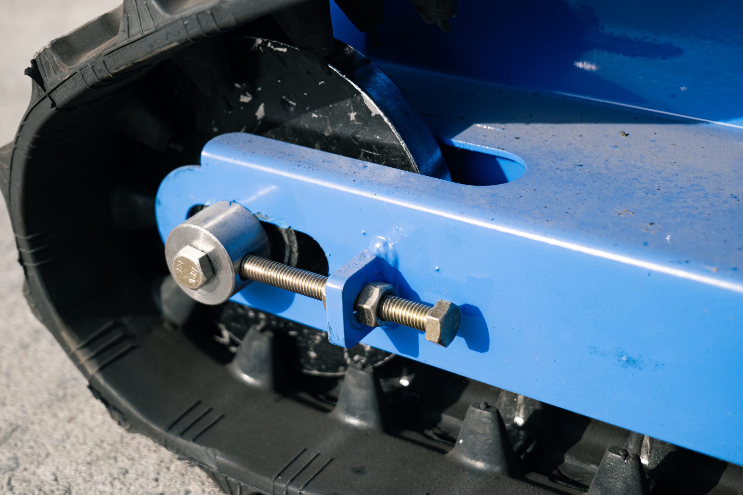 550e tracked lawn mower | intelligent, high power & premium for golf courses, luxury resorts & large lawns