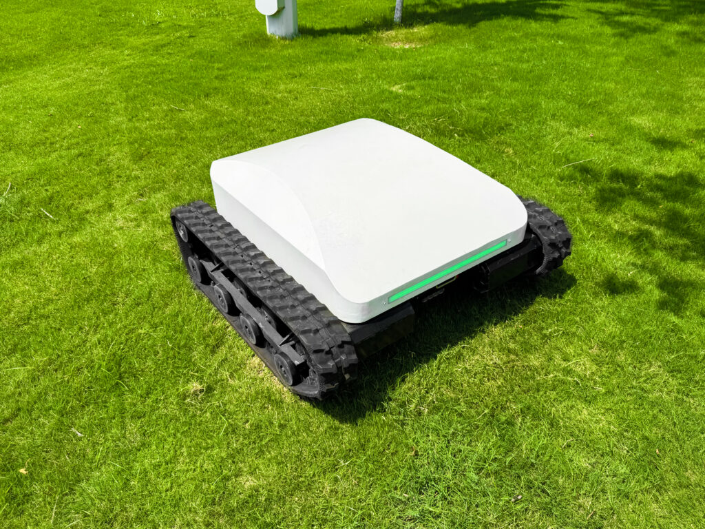 1000e tracked lawn mower | intelligent premium heavy duty, fuel saving & precision for large luxury estates, golf clubs & high end industrial parks