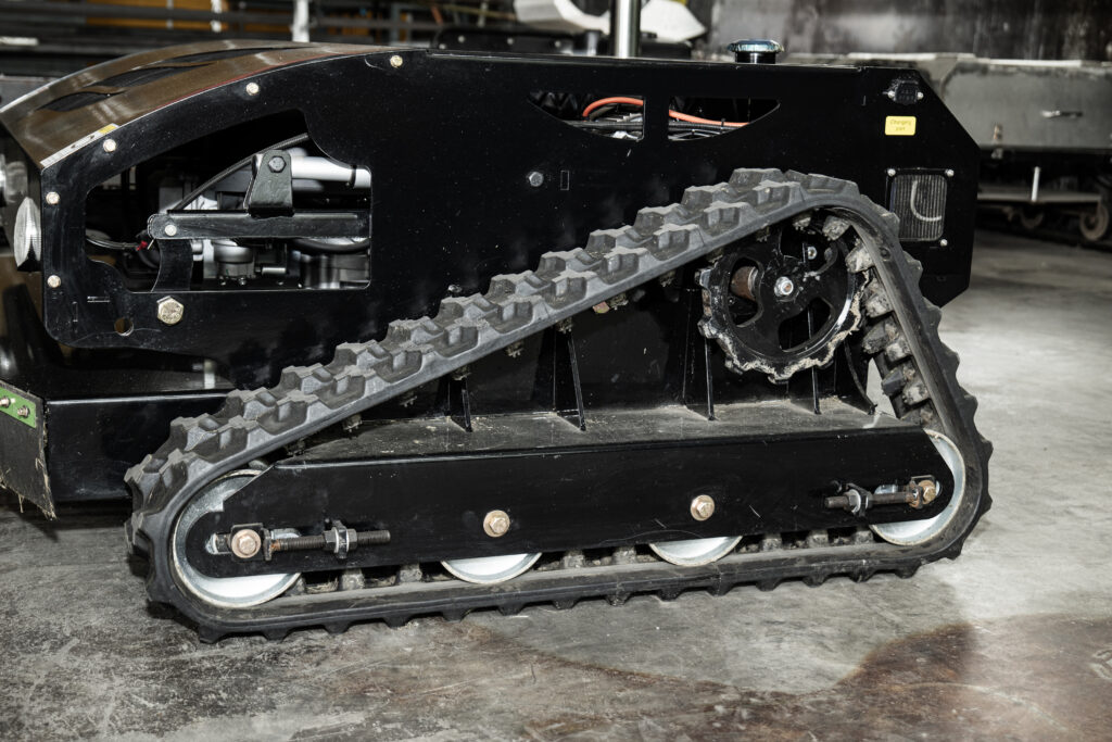 800d tracked lawn mower | heavy duty, high capacity & practical for large farms, plantations & mountain slopes