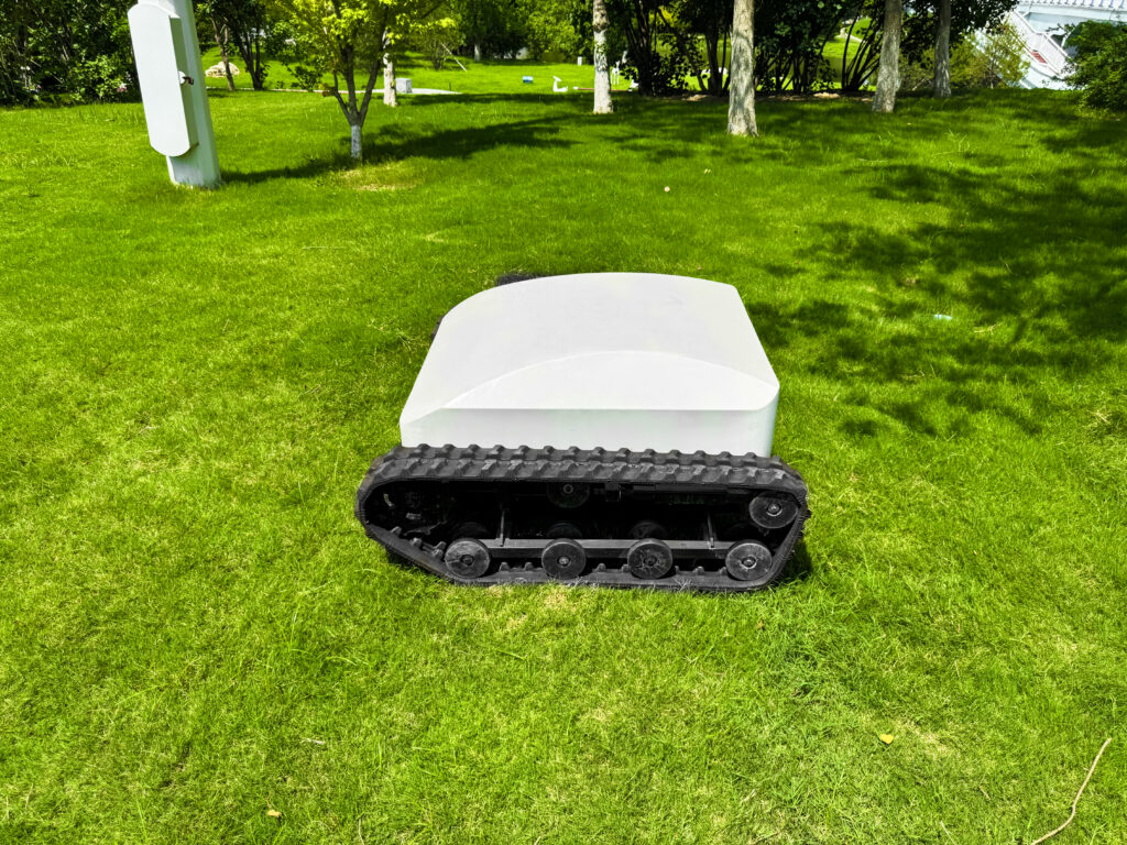 1000e tracked lawn mower | intelligent premium heavy duty, fuel saving & precision for large luxury estates, golf clubs & high end industrial parks