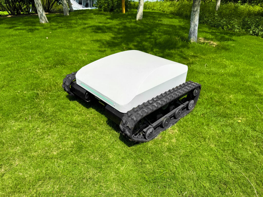 1000e tracked lawn mower | intelligent premium heavy duty, fuel saving & precision for large luxury estates, golf clubs & high end industrial parks