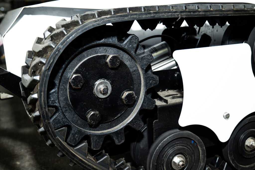 800e tracked lawn mower | intelligent heavy duty, fuel saving & premium for large golf courses, resorts & industrial lawns