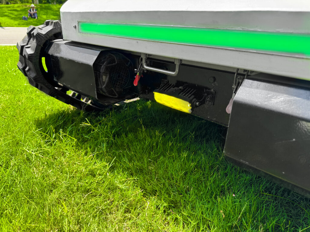 1000e tracked lawn mower | intelligent premium heavy duty, fuel saving & precision for large luxury estates, golf clubs & high end industrial parks