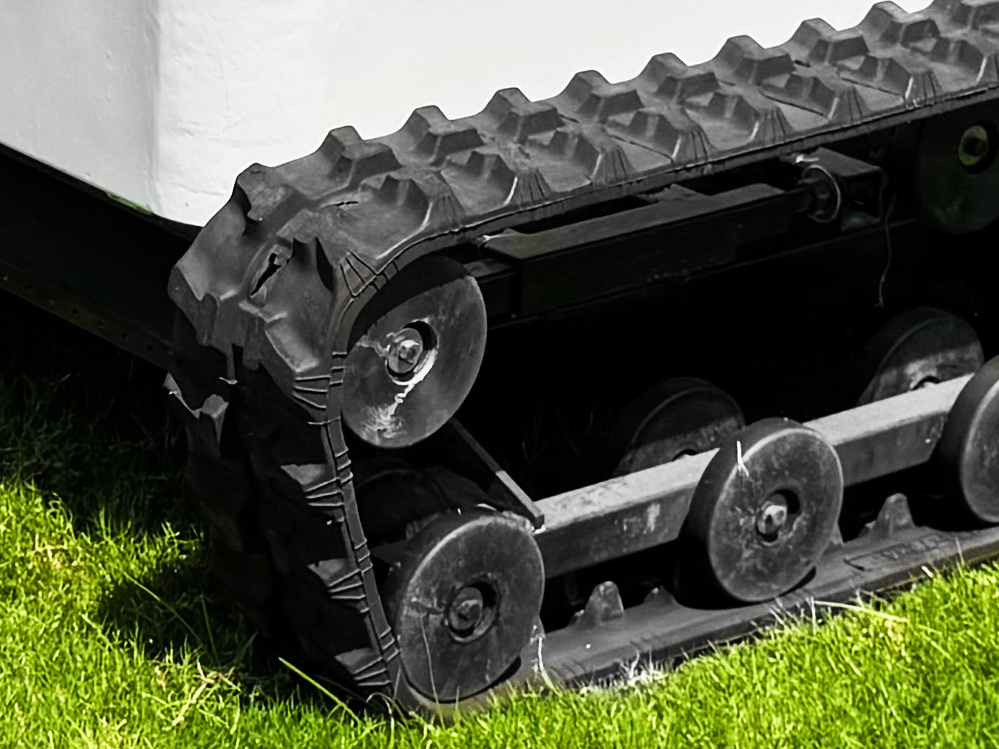 1000e tracked lawn mower | intelligent premium heavy duty, fuel saving & precision for large luxury estates, golf clubs & high end industrial parks